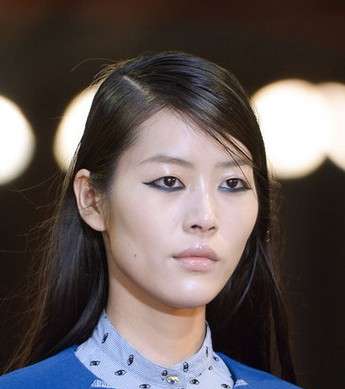 الكحل الأزرق والشعر المالس مع Kenzo