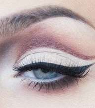 الكحل الأبيض رونق رسمة عيون القطة بالآي لاينر