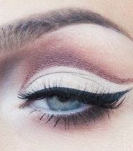 الكحل الأبيض رونق رسمة عيون القطة بالآي لاينر