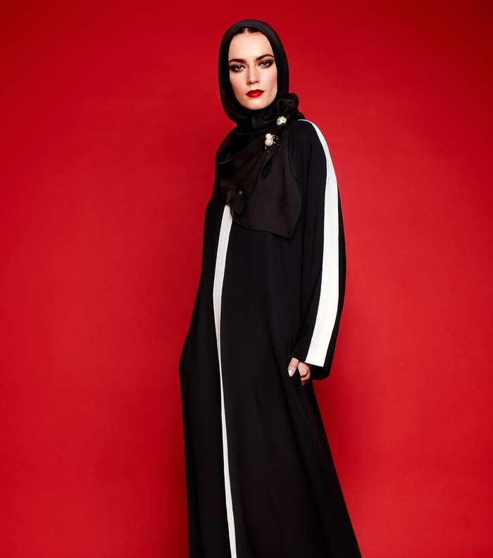 العباية السوداء مع خط مقلم عريض بالابيض لاطلالة تناسب شهر رمضان المبارك من كارولينا هيريرا