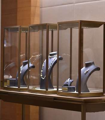 عرض لمجموعة كارتييه في البوتيك الجديد في أبوظبي