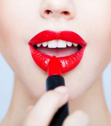 أحمر الشفاه الأحمر: متمم أنثوي جذاب للماكياج الباريسي