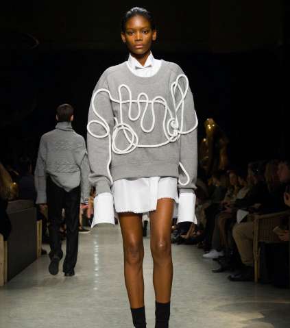الفستان باسلوب القميص وفوقه كنزة رياضية من Burberry لشتاء 2018