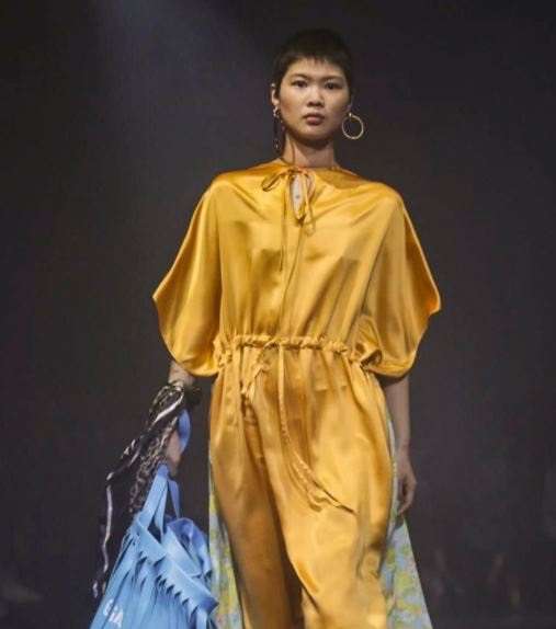 فستان من الساتان من توقيع علامة بلانسياغا Balenciaga لصيف 2018