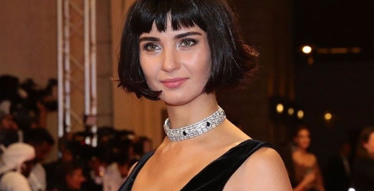 صورة توبا بويوكستين في أول مسلسل لها 