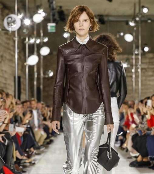 سروال فضي ميتاليكي من توقيع علامة لويس فويتون