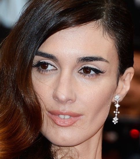 باز فيغا والرموش المستعارة وشعر الـ Ombre الجانبي