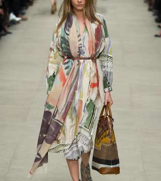 كارا ديليفين تتألق في عرض أزياء بربري لشتاء 2014-2015