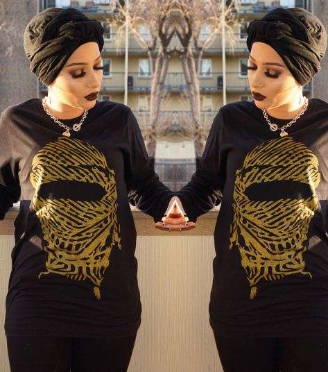 الكنزة المطبعة بالرسومات لاطلالة Edgy للمراة المحجبة على طريقة مجونة الفيديوهات الشهيرة Nura afia