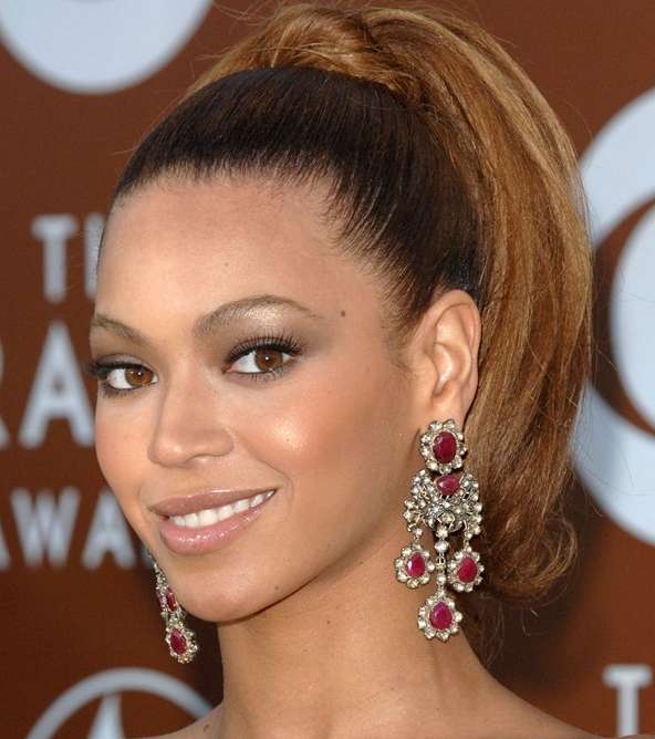 بيونسي وتنوّع كبير في تسريحات وقصات والوان الشعر