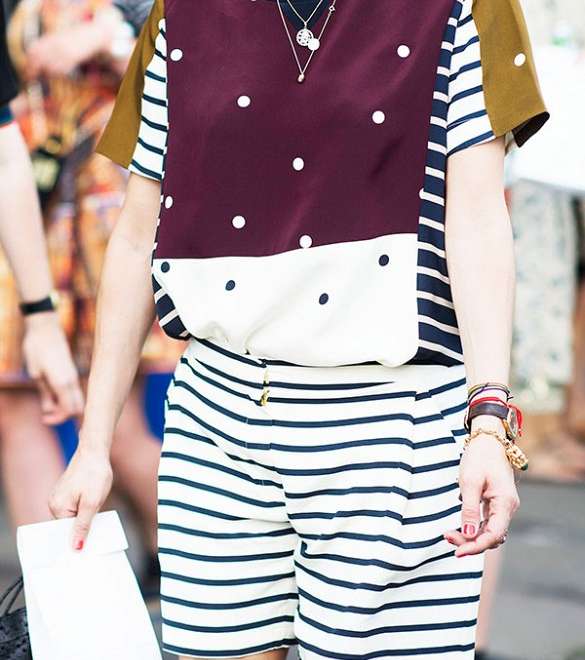 من صيحات الموضة، أن تمزجي الأقمشة المنقّطة مع المقلّمة