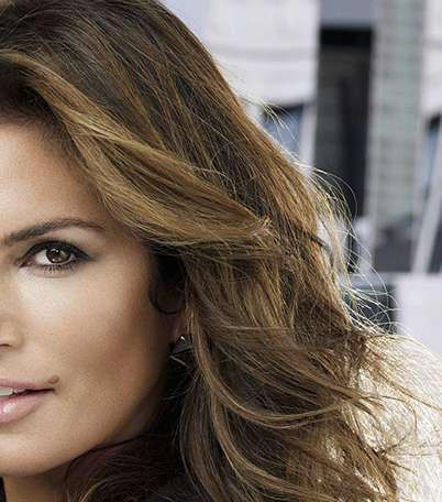 إطلالة المرأة العصرية بتسريحة شعر ومكياج سيندي كروفرد