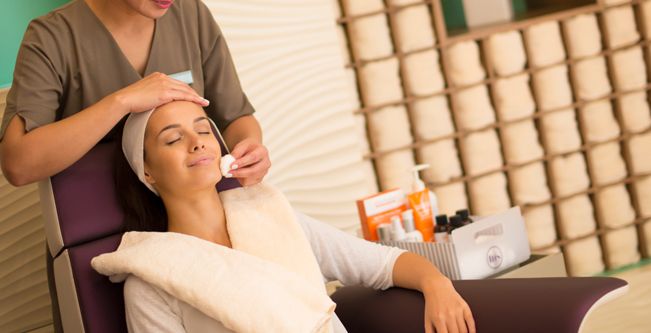 تجربة ياسمينة لجلسة تجميل للوجه في صالون ذا نيل سبا في أبو ظبي