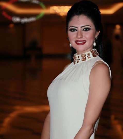 أناقة فساتين مريم حسين البيضاء اللون