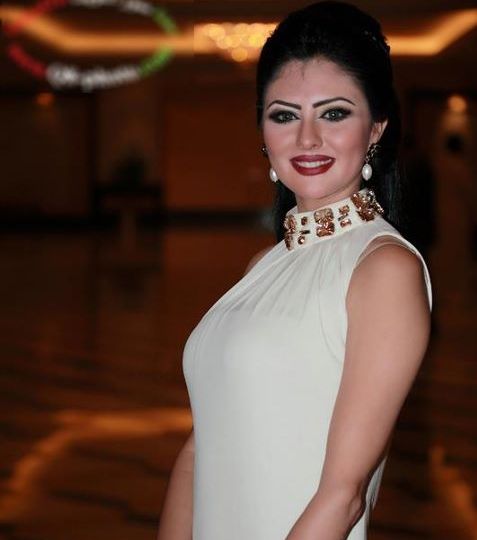 أناقة فساتين مريم حسين البيضاء اللون