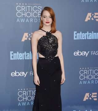 ايما ستون بفستان من رولان موريه في حفل Critics choice awards 2016