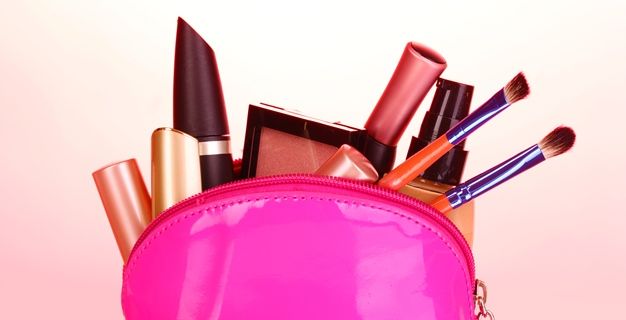 حقيبة ماكياجك ترافقك إلى العمل!