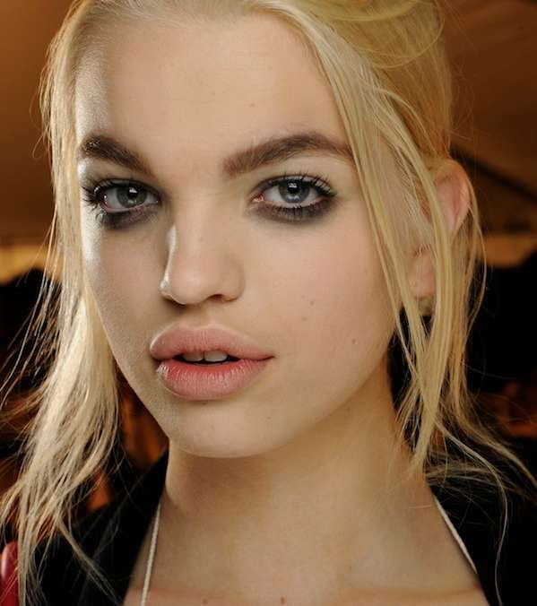 الآي لاينر الملطّخ من عروض الأزياء