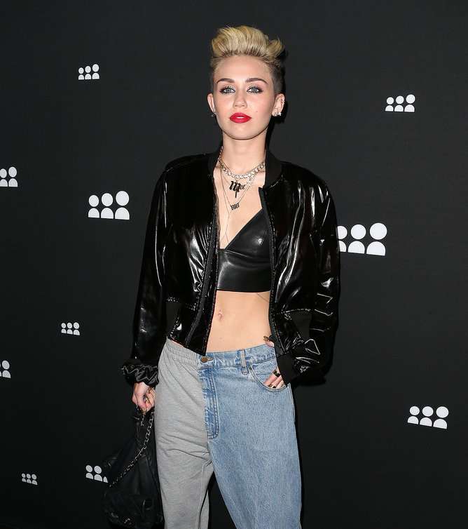 من ابرز صيحات الموضة التي تعتمدها مايلي سايرس، القمصان القصيرة