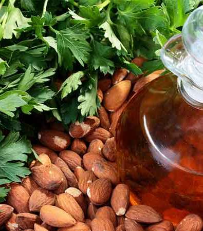 زيت اللوز يمنحك الترطيب ويغذي البشرة، ويمنحها الحيويّة المتوهّجة، ويخفف حكاك الجلد