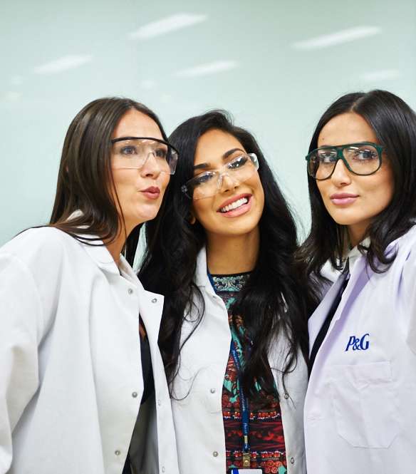 Selfie تجمع ياسمينة بجويل ماردينيان وديالا مكي