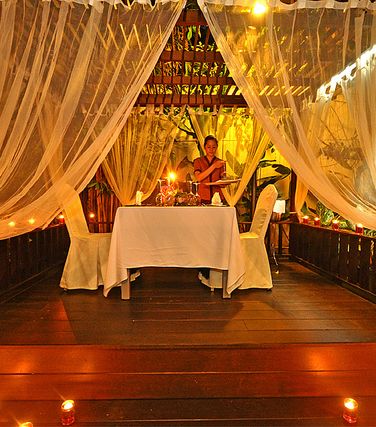 عشاء على ضوء الشموع...وأضواء خافتة تجدد الحب