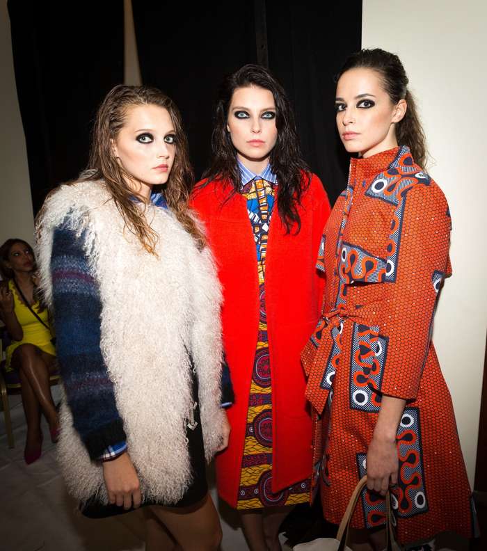 عارضات الأزياء لحظات قبل ابتداء عرض Harvey Nichols لخريف وشتاء 2014 