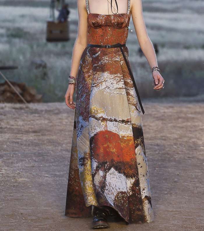 الفستان المطبع مع رباط J'adior dior وبقصة الكورسيه من ديور كيوز 2018