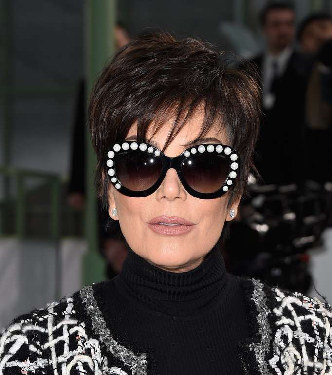 كريس تخفي ماكياج عينيها في عرض CHANEL