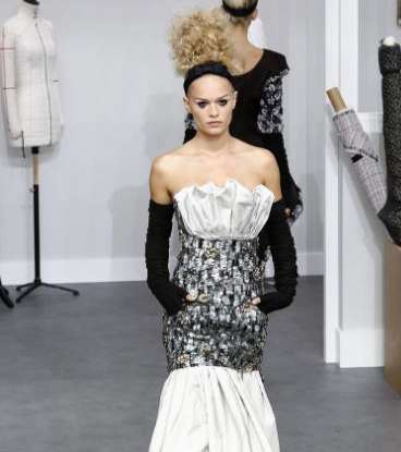 موضة الـ Off Shoulders مع مجموعة ازياء دار CHANEL الراقية