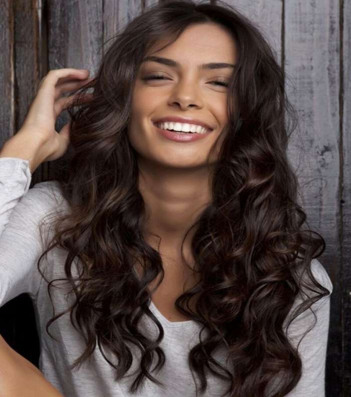 صور اجمل تسريحات للشعر المموج الطويل