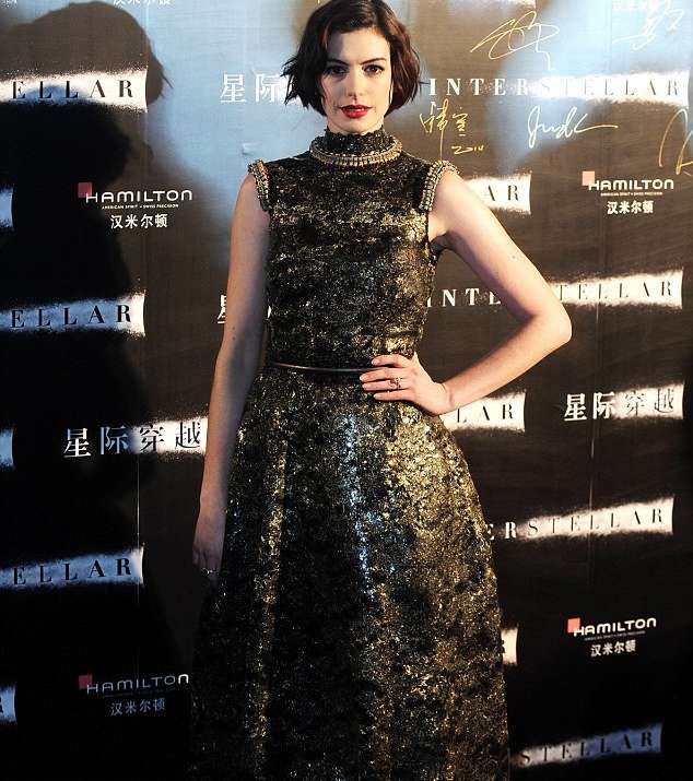 آن هاثوواي تختار فستانا مميزا من CHANEL من مجموعة الازياء الراقية لخريف 2014