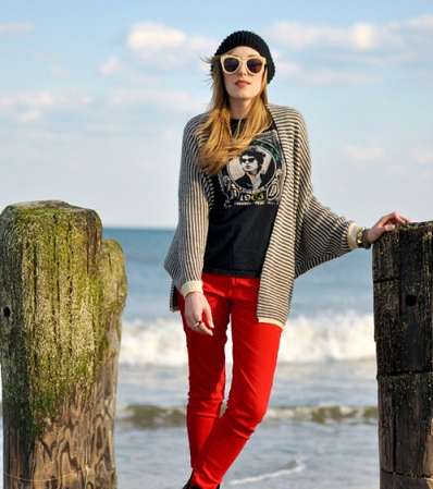 إعتمدي موضة السروال الأحمر بأسلوب صاخب