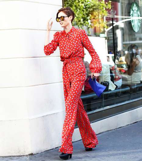 اختاري الـ Jumpsuit باللون الواحد بدل المطبّع في حال كنتِ قصيرة القامة
