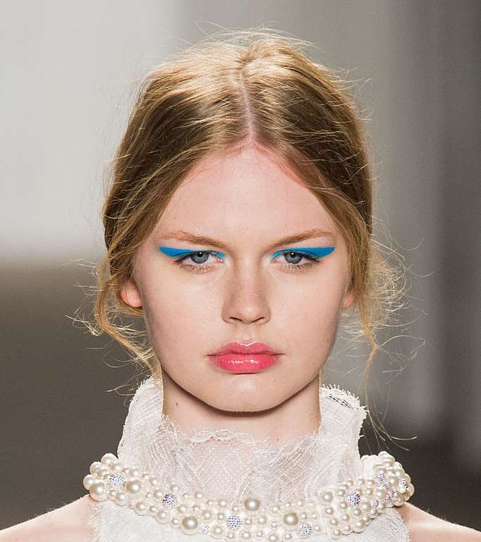 Honor والآيلاينر الهندسي الأزرق مع الشفاه اللامعة 