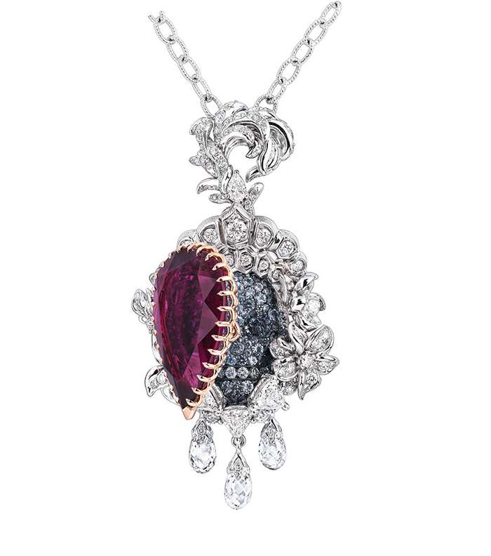 عقد ماسي مميز بالحجر الازرق من مجموعة Dior a versailles 2018