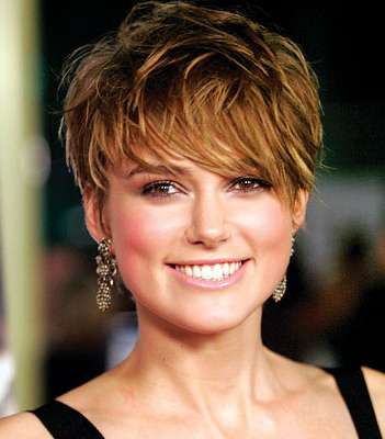 لوك جريء بقصّة البوي للشعر العسلي