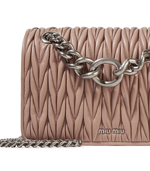 حقيبة Miu Miu المبطنة موضة هذا الموسم