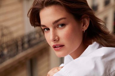 بشرتك مشرقة طيلة اليوم مع أحدث مستحضرات Laura Mercier