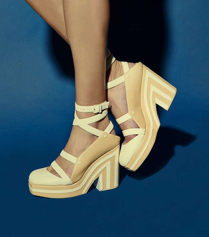 حذاء مميّز بموضة النيود وبموضة الـ Platform Shoes من Chanel