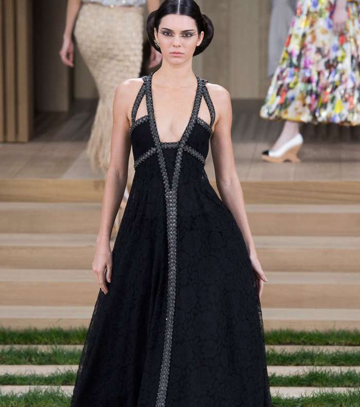 كيندال جينير بفستان بقصة منخفضة على الصدر من CHANEL لصيف 2016