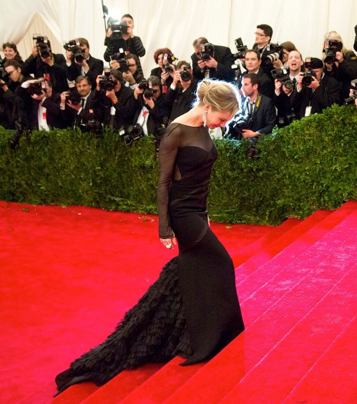 من اجمل فساتين اميليو بوتشي التي صممها بيتر داندس، فستان رينيه زيليغوير