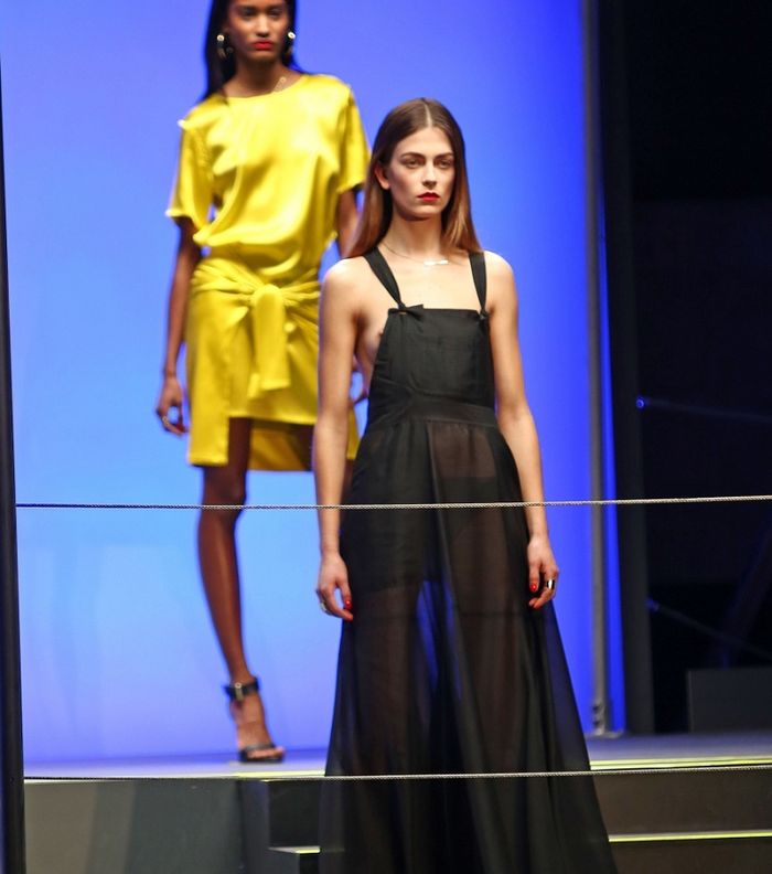 ألوان النيون والاسود في تصاميم ريهانا