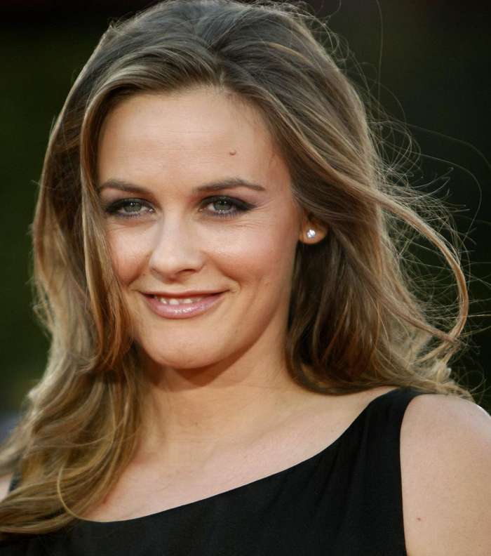 اليشيا سيلفيرستون أطلقت مستحضرات عضوية للبشرة والماكياج، مصنوعة من زبدة الشيا والألوفيرا