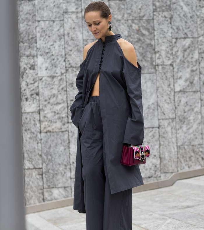 موضة السروال الواسع مع التوب الطويلة بقصة الـ Cut Out من شوارع ميلانو