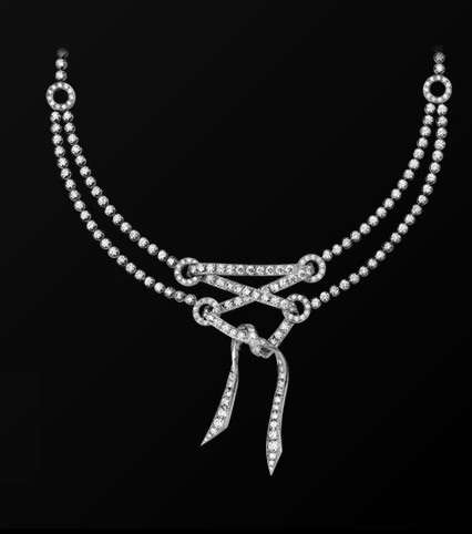 عقد مميّز التصميم من Piaget لثوب زفاف واسع القبّة 