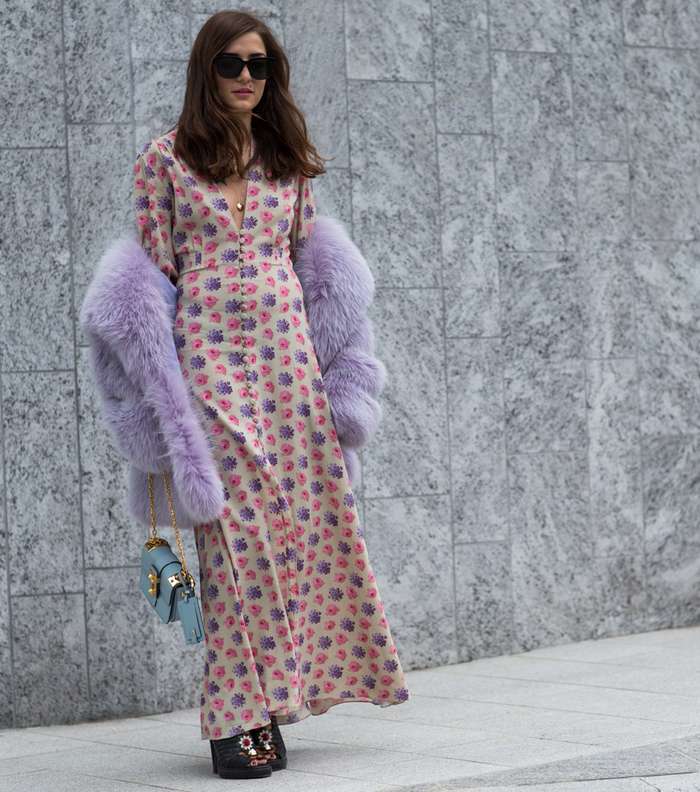 موضة الفستان المطبع الطويل باسلوب بوهيمي وموضة القفطان من شوارع ميلانو