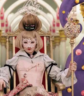 كياري كاميو في لوك غريب وترتدي قبعة على شكل رأس