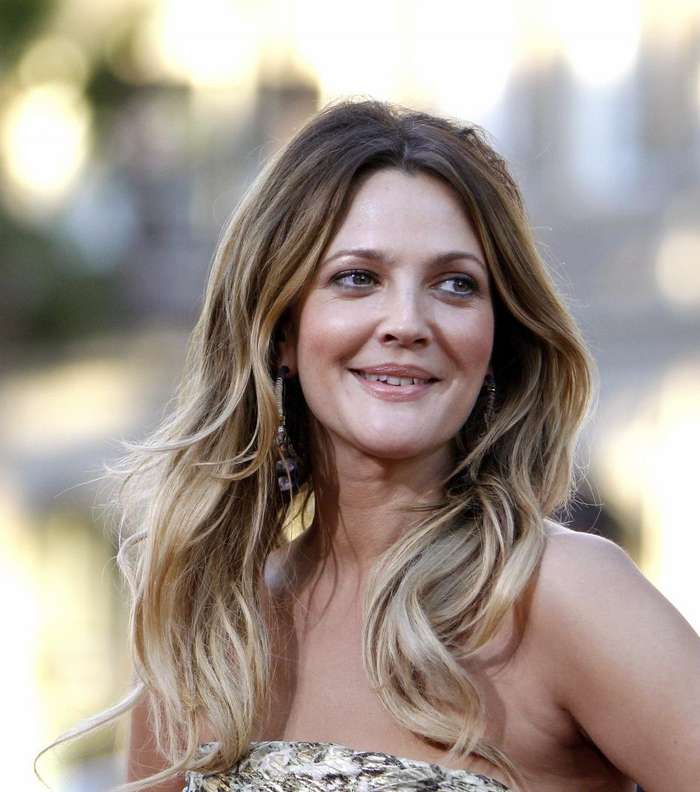 مستحضرات لا يتجاوز سعرها 15 دولارا من أحمر الشفاه والـBB cream والماسكارا وطلاء الأظافر من درو باريمور 