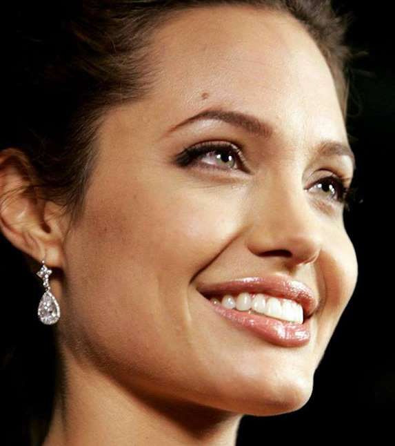 أحمر الشفاه اللمّاع والشفاف لإطلالة عملية